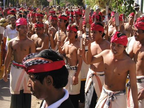 Die Krieger warten vor dem Tempel