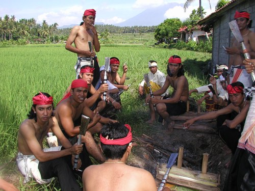 Das Loch für die Zubereitung des  Bali Guling (Spanferkel) ist bereits vorbereitet