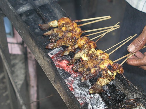 Sate Ayam mit ungelegten Eiern