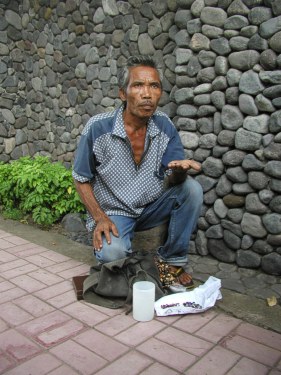 Schmuckhändler in Candi Dasa