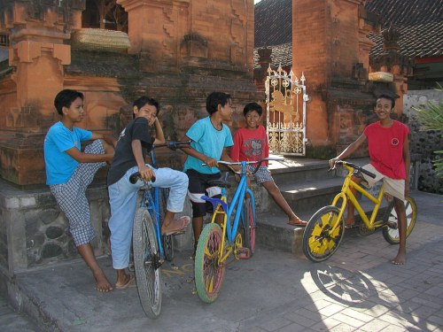 Die Jungs treffen sich vor dem Tempel