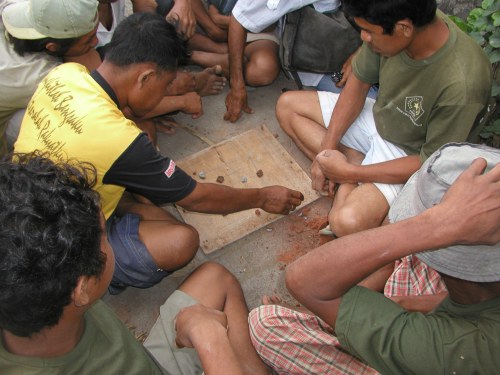 Bauarbeiter spielen in der Pause Mühle