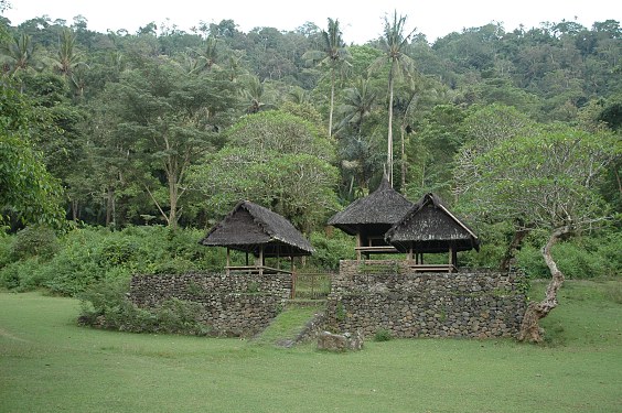 Der Pura Puseh hinter den Dorfmauern von Tenganan.  Im Zentrum des Tempels steht der Schrein des Ahnengottes Sri Aji Jayapangus (Danke Klaus!)