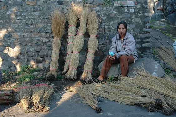 Aus diesem Material werden Behältnisse und Untersetzer hergestellt. Hauptsächlich kommt das Material von der Insel Sumba. Es wächst aber auch auf Bali und ist eine Art Winde.