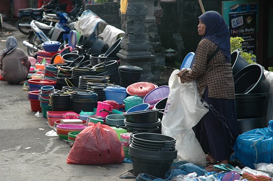 Der Markt in Seraya geht zu Ende. Es ist bereits 9 Uhr