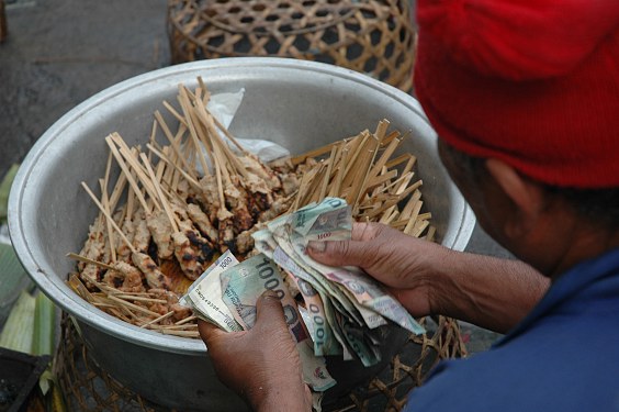 Schon mal das Geld zählen, obwohl noch nicht alle Sate Lilit verkauft sind