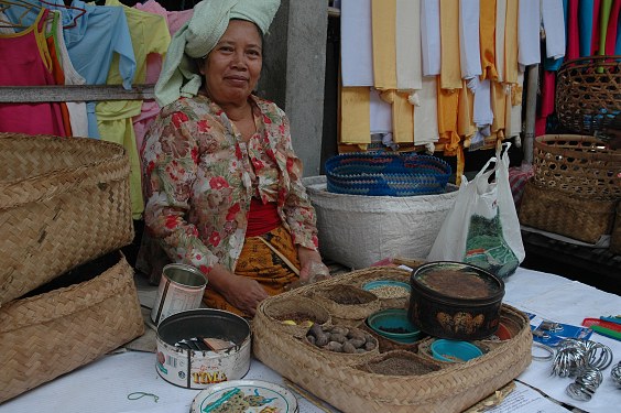 Nenggah verkauft Gewürze am Markt von Bebandem