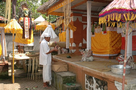 Priester überwachen die Vorbereitungen im Tempel