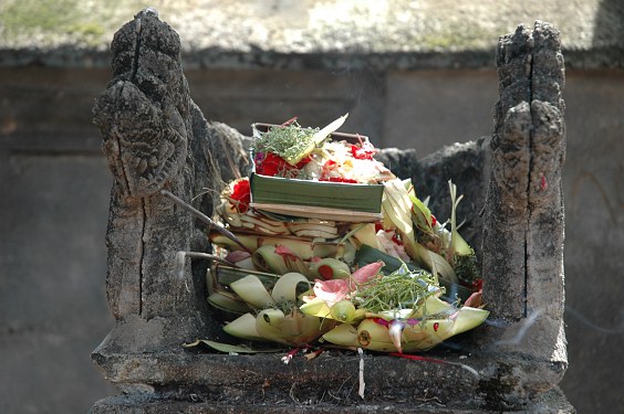 frische Opfergaben vor der Tempelmauer