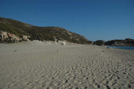 Am Strand von Patara gingen wir kurz baden. Mittlerweile ist der Strand voll touristisiert. Eintritt. Toilettete gegen Geb&uuml;hr und unmotivierte Kellner. Schade.