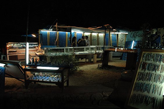offener Schmuckstand in Kalkan ohne Kunden. Schlie&szlig;lich l&auml;uft Fu&szlig;ball.