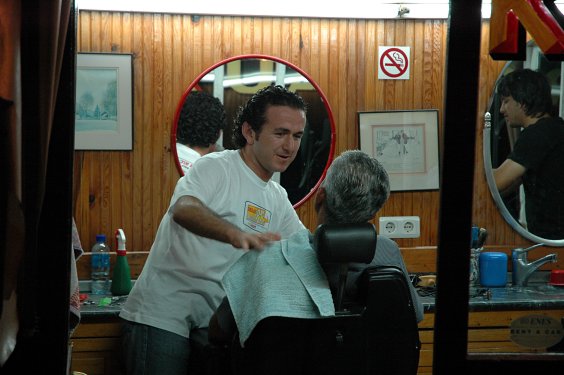 "So der Herr. Lassen Sie mal sehen. Prima sehen Sie aus."