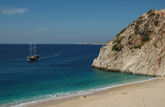 Der erste Touristenkreuzer legt zum Baden vor dem KabataS-Strand an.
