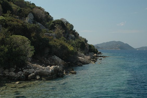 Die helleren Farben im Wasser sind &Uuml;berreste einer versunkenen Stadt auf der Insel Kekova.