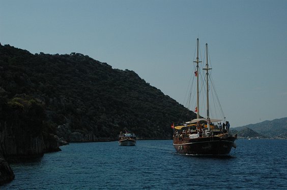Touristenkutter vor Kekova.
