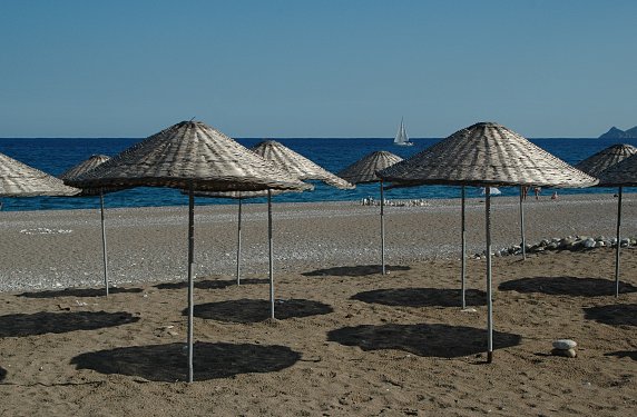 Am ganzen Strand gibt es nur Schirme aus Stroh oder Flechtwerk.