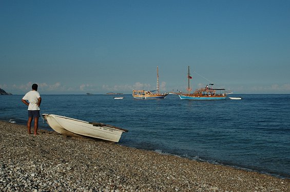 Der Bootsf&uuml;hrer beobachtet, wie sich zwei Schiffe k&uuml;ssen.