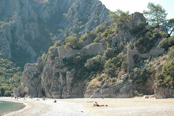 Auf den Felsen sieht man die &Uuml;berreste der Akropolis von Olympos