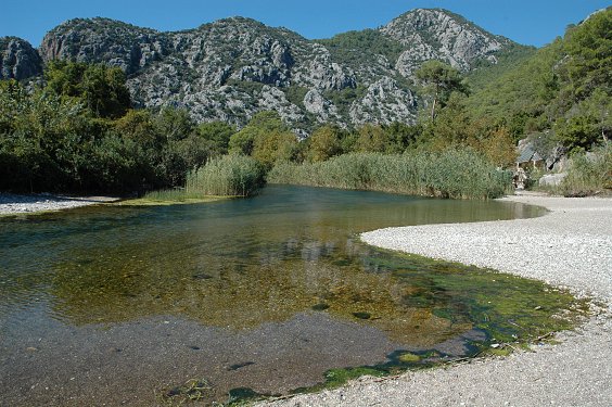 Blick vom Strand in den Flu&szlig; der antiken Stadt Olympos