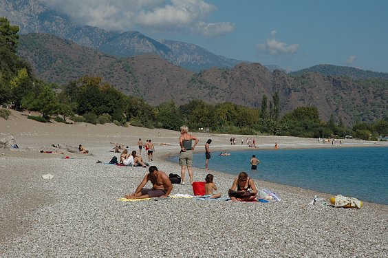 Die Tagesausfl&uuml;gler scheren sich wenig um die antike Stadt im R&uuml;cken.