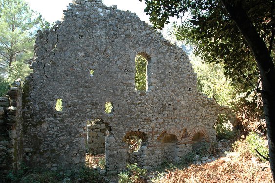 Eines der besser erhaltenen Mauerwerke in Olympos