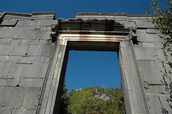 Tempeltor im ionischen Stil