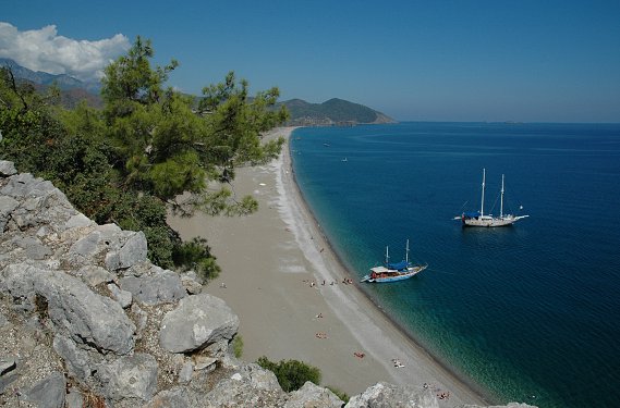 Der Ausblick von der Akropolis nach links auf den Strand war den anstrengenden, ungesicherten und steilen Aufstieg mit Badeschlappen und schu&szlig;bereiter Kamera wert.