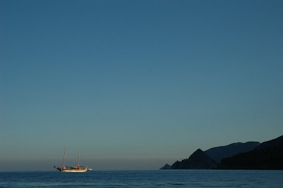 Die Berge lagen bereits im Schatten, w&auml;hrend sich das Schiff ein letztes mal f&uuml;r diesen Tag von der Sonne bescheinen lie&szlig;.