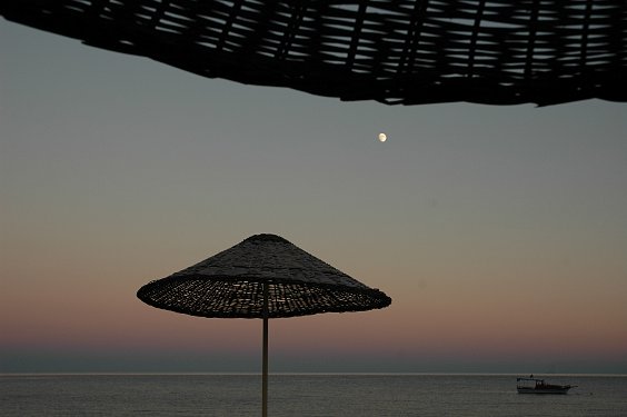 Die Sonne geht unter und der Mond geht auf.