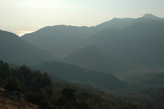 Blick von der Stra&szlig;e bis zum Meer bei Olympos