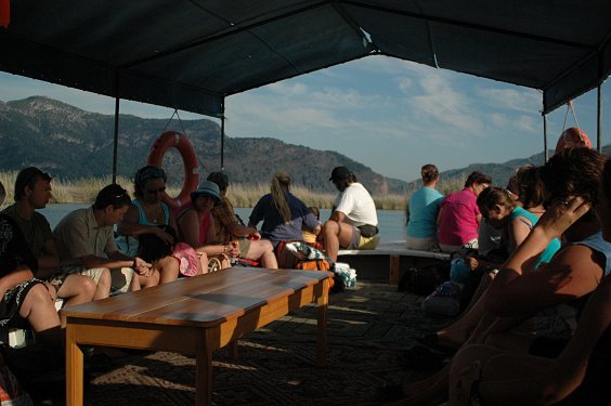 Die Boote zum Strand waren immer locker mit Fahrg&auml;sten besetzt. Die Fahrt dauert 30 Minuten.