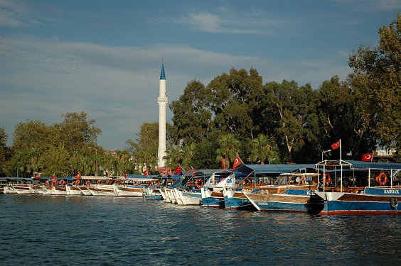 Das Zentrum von Dalyan vom Flu&szlig; aus gesehen. Hier starten die Bootstouren.