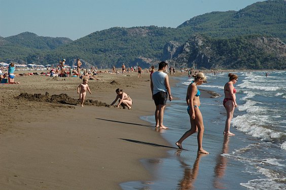Tags&uuml;ber kommen viele Badeg&auml;ste mit Ausflugsbooten, bleiben eine Stunde oder zwei und ziehen dann zur n&auml;chsten Attraktion weiter.