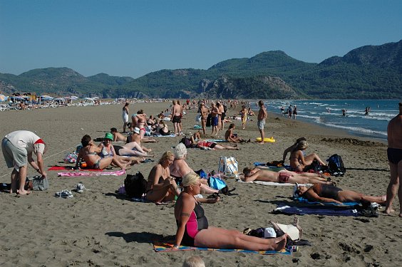 So sah es aus, wenn mal die H&ouml;lle los war. Zwischen den Sonnenschirmen und der Schnur ist Schildkr&ouml;tenschutzzone und liegen und spielen verboten.