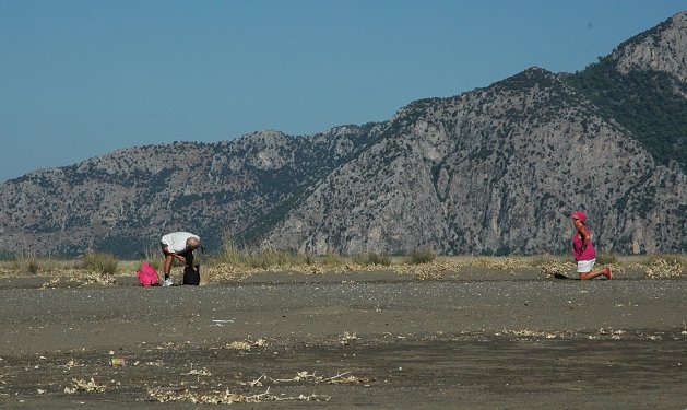 Am Iztuzu-Strand fotografieren verliebte M&auml;nner ihre Herzallerliebsten.