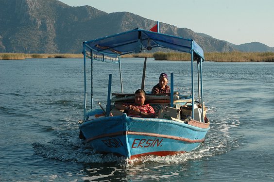 Der Sohn l&auml;&szlig;t sich von Papa durchs Delta schippern.