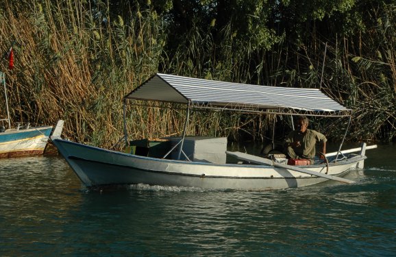 An jeder Ecke findet man flei&szlig;ige Fischer im Flu&szlig;delta.