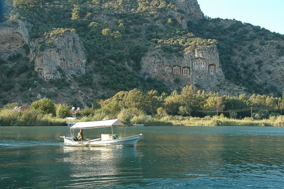 Bei einer Fahrt zum Strand passiert man die ber&uuml;hmten Felsengr&auml;ber von Kaunos.