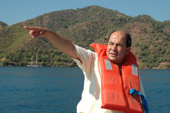 Unser Kapit&auml;n gibt erstmal Anweisungen. "Herzlichen Willkommen....bla bla bla....es geht keiner ohne freudiges Gesicht vom Schiff" ... Na, schauen wir mal.