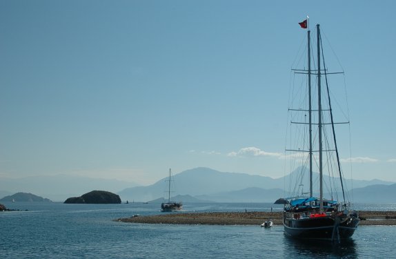 Die erste Insel, an der wir anlegten. Ein paar Frauen verkauften G&ouml;zleme, aber fast keiner kaufte ihnen was ab. Eigentlich hatten ja auch alle gerade erst gefr&uuml;hst&uuml;ckt.