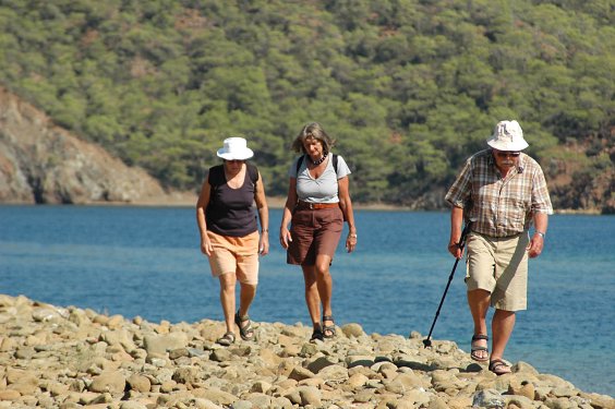 Alle verlie&szlig;en das Boot um sofort einem ausgetrampelten Pfad auf einen H&uuml;gel zu folgen. Einige wenige stapften lieber in die andere Richtung &uuml;ber die Steine, weil da war es wenigstens ruhig.