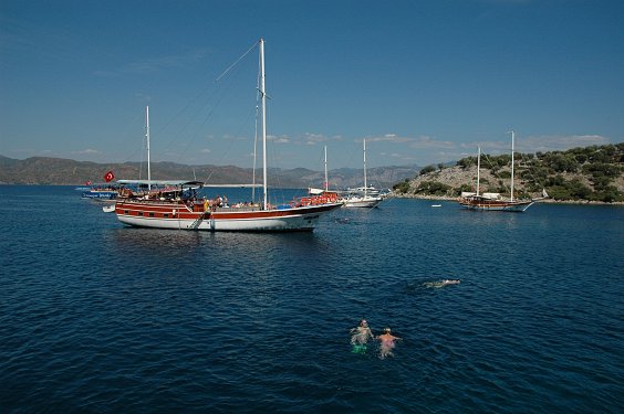 In dieser Bucht ankern mittags die Ausflugsschiffe. Die Passagiere k&ouml;nnen schwimmen gehen und sich auf antike Gem&auml;uer im Wasser stellen.