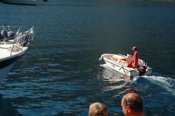 An den Ankerpl&auml;tzen trifft man immer wieder auf den mobilen Eisverk&auml;ufer mit seinem kleinen Motorboot.