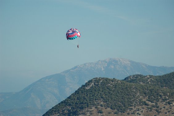 Das ist kein Fallschirmspringer, sondern ein Paraglider.