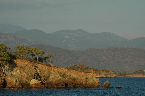 An der F&auml;rbung des Felsens kann man erkennen, dass es langsam Abend wird.