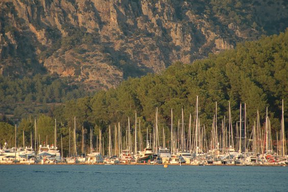 Letzte Sonnenstrahlen auf dem Yachthafen von G&ouml;cek.