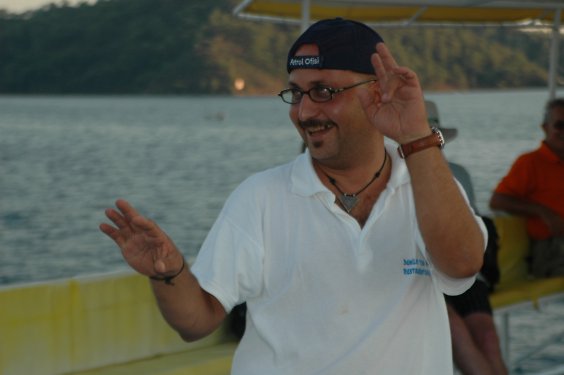 Mehmet geh&ouml;rte zum Schiffspersonal. Man hat uns den ganzen Tag verw&ouml;hnt und beim Einlauf in den Hafen wurde laute Musik gespielt und Mehmet hat dazu getanzt. Es war zum Schie&szlig;en. Tats&auml;chlich verlie&szlig;en alle das Boot mit einem L&auml;cheln auf den Lippen.