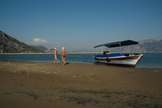 Am Ende des Strandes mit Blick auf den Flu&szlig;.