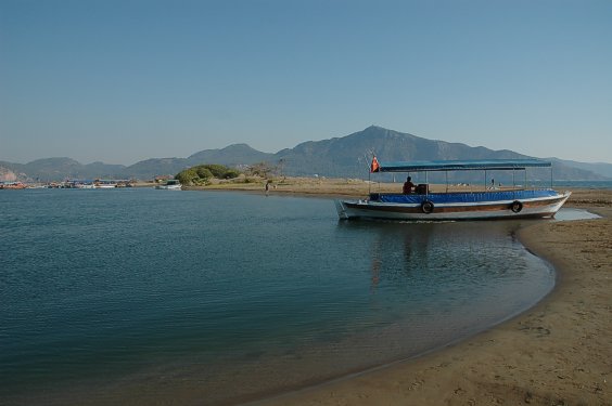 Im Vordergrund S&uuml;&szlig;wasser, im Hintergrund der Ozean.
