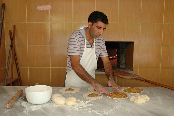 Pizzab&auml;cker b&auml;ckt Pizza.